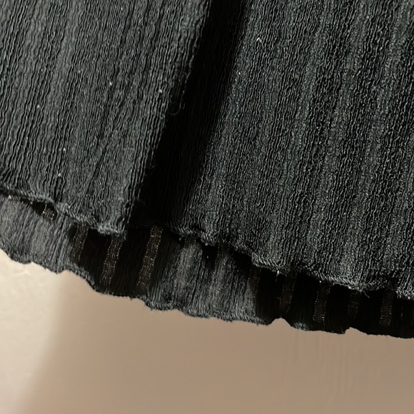 Ribbed lettuce edge black tee size L - Picture 2 of 3